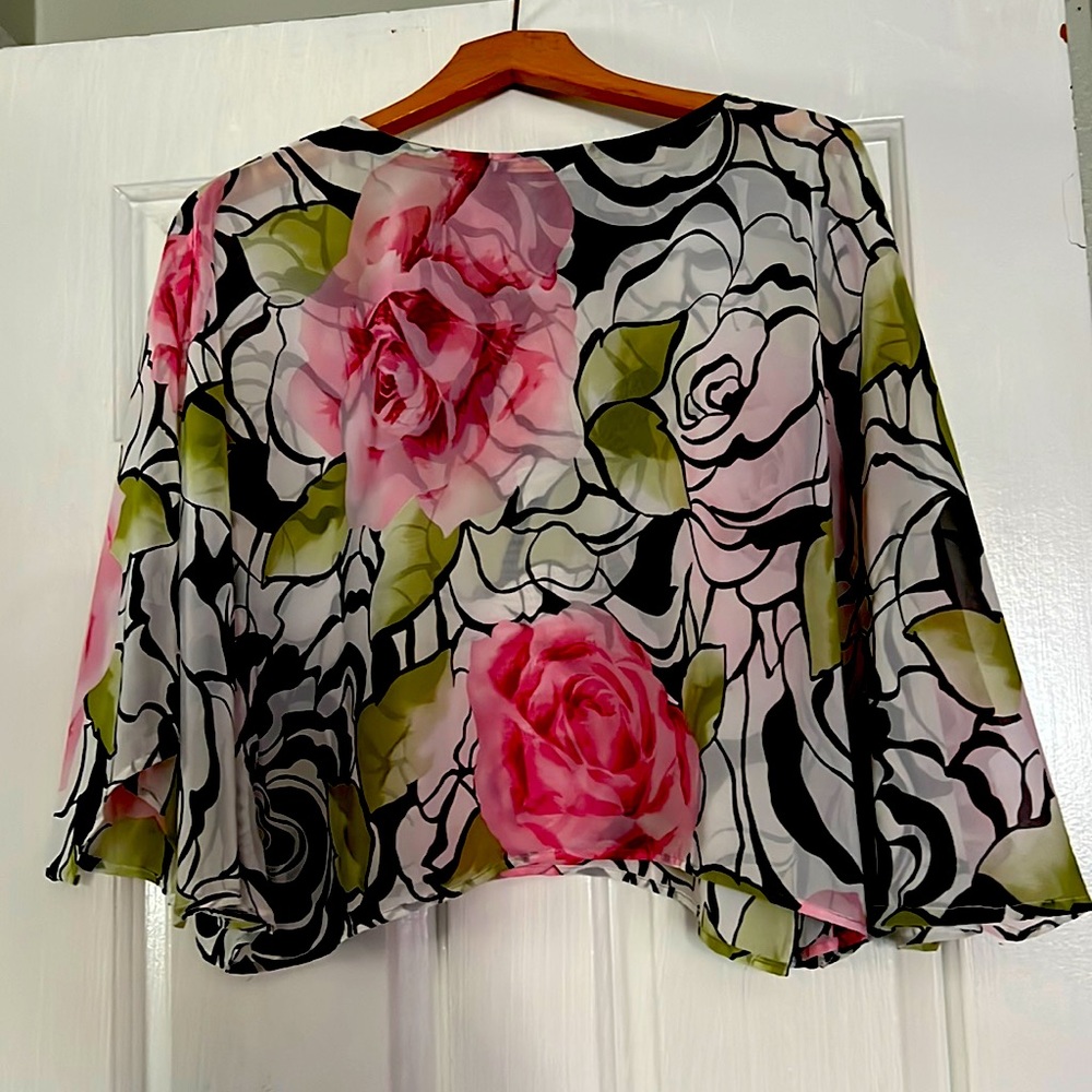 I love this Beautiful blouse 👚 💕 is beautiful style